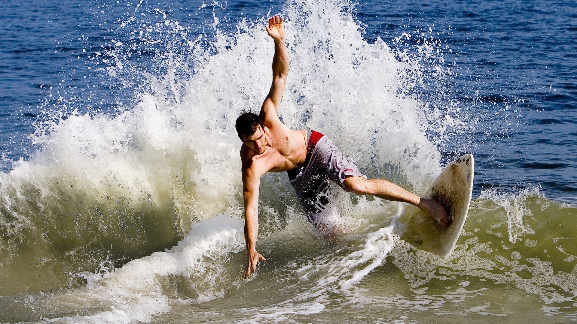 红魔跨界奇袭,当曼联驶入F1赛道,加克波在街道赛上演王者接管